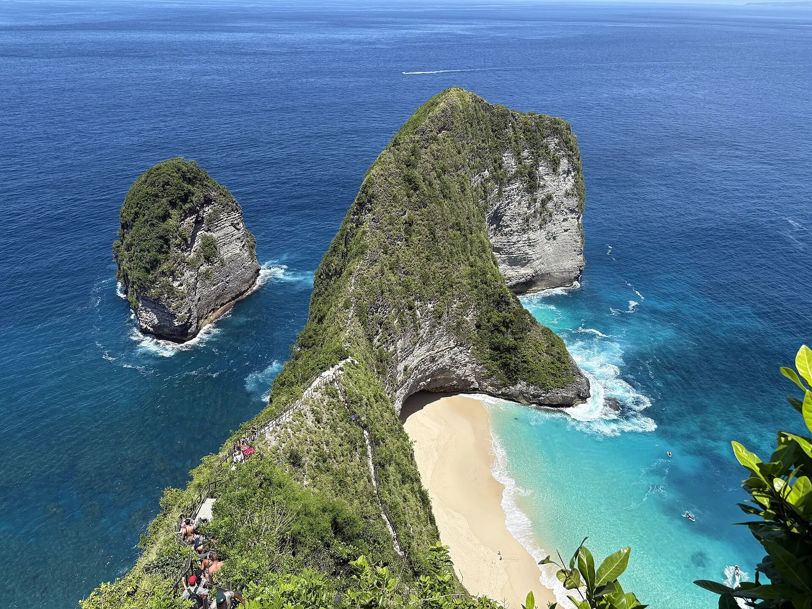 Kelingking's T-Rex headland above a white sand beach