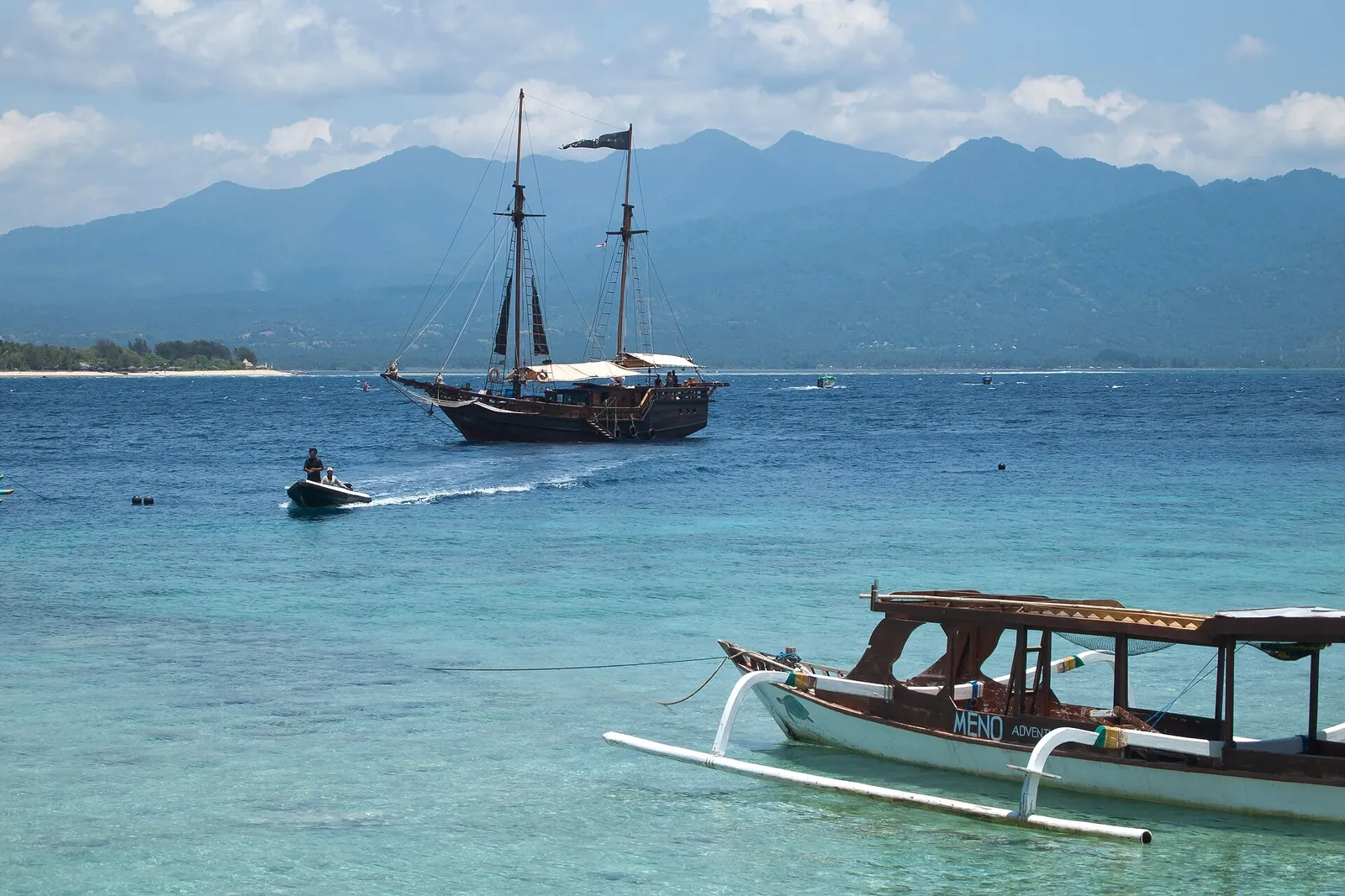Turquoise water and boats off Gili Meno
