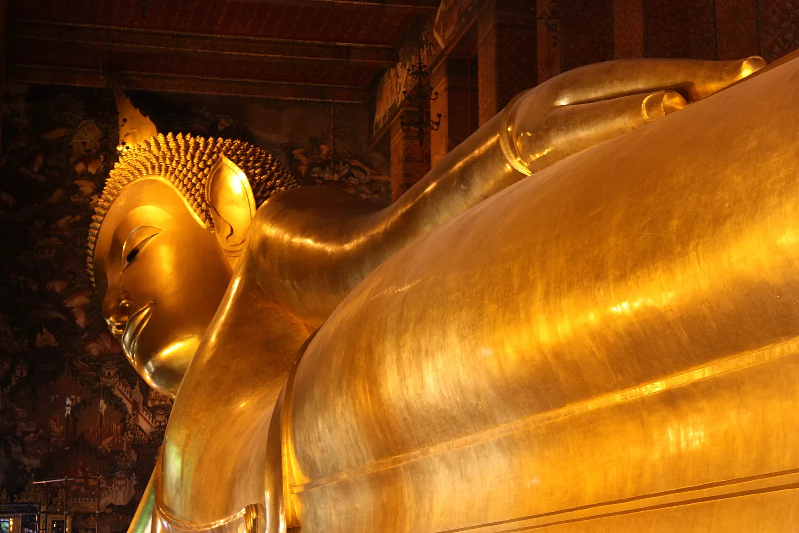 The giant golden Reclining Buddha at Wat Pho