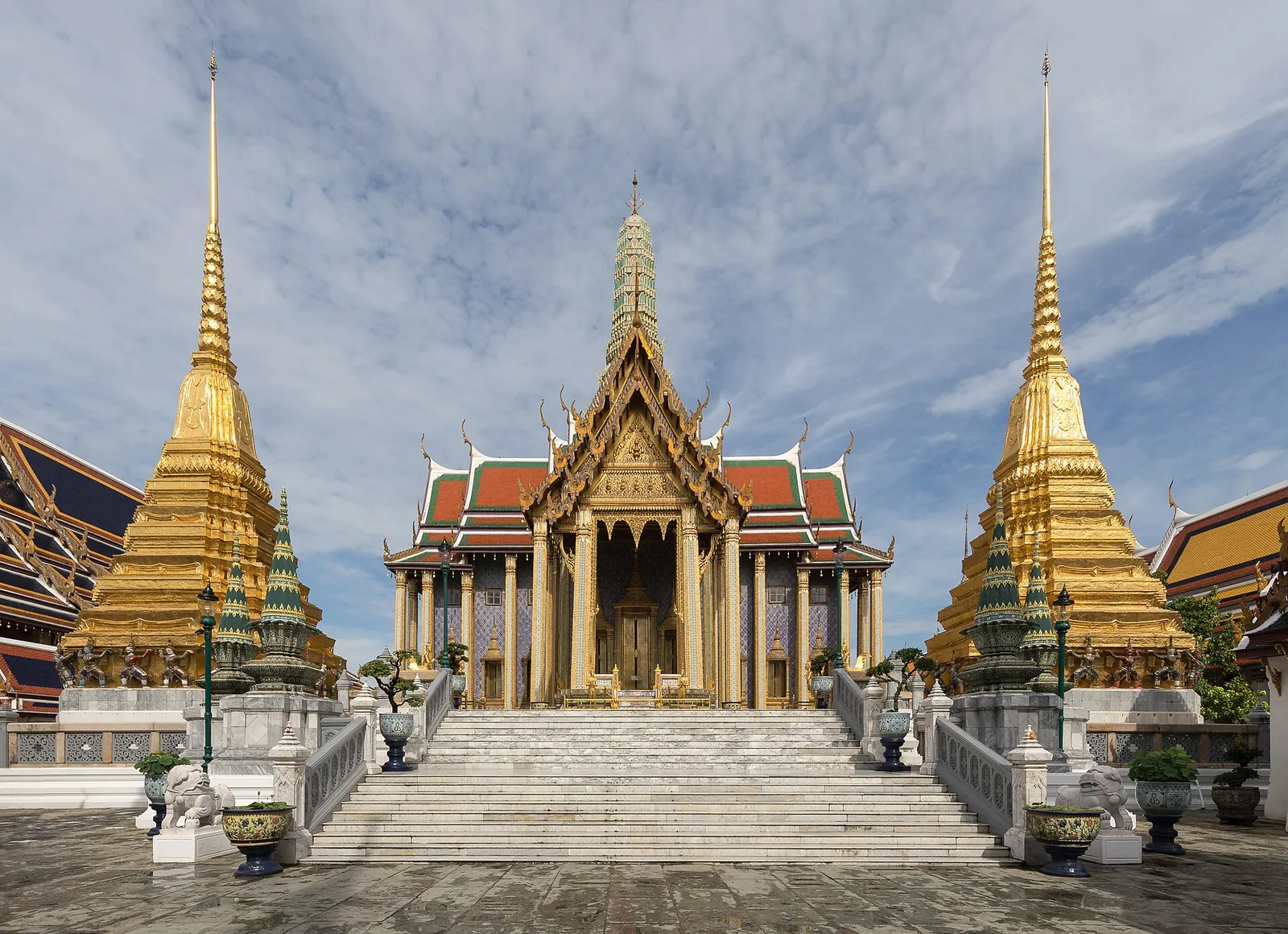 Golden chedis framing Prasat Phra Thep Bidorn at Wat Phra Kaew