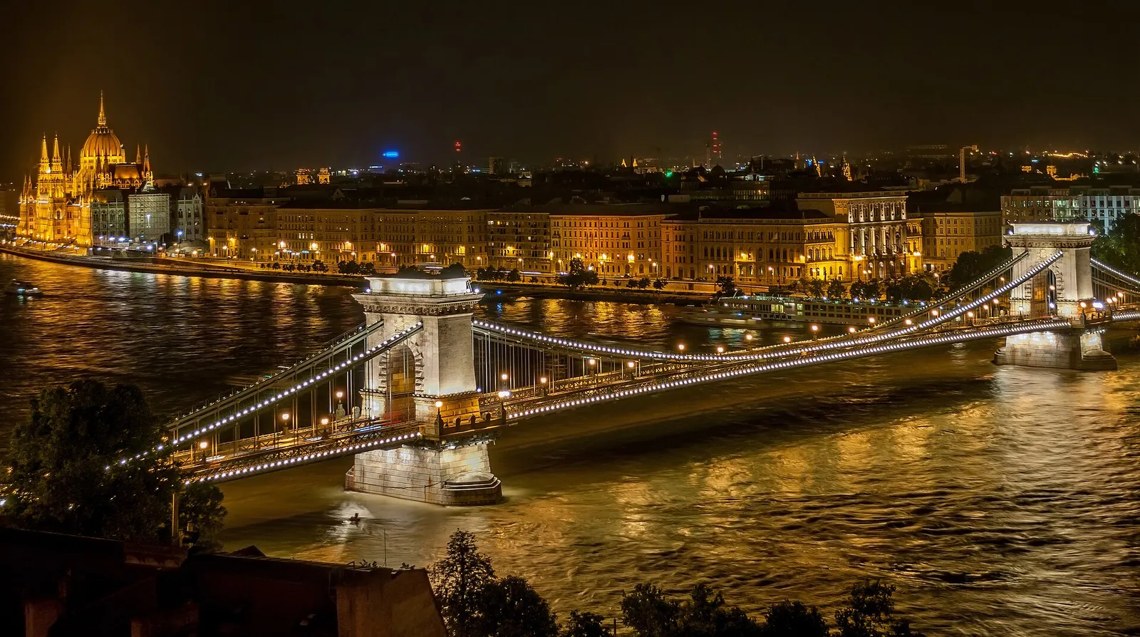 Chain Bridge and Parliament lit up at night