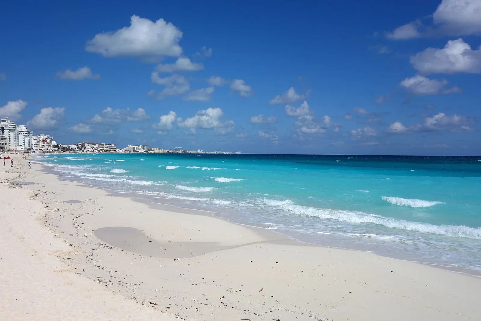 White sand and turquoise water on a CancĂșn beach