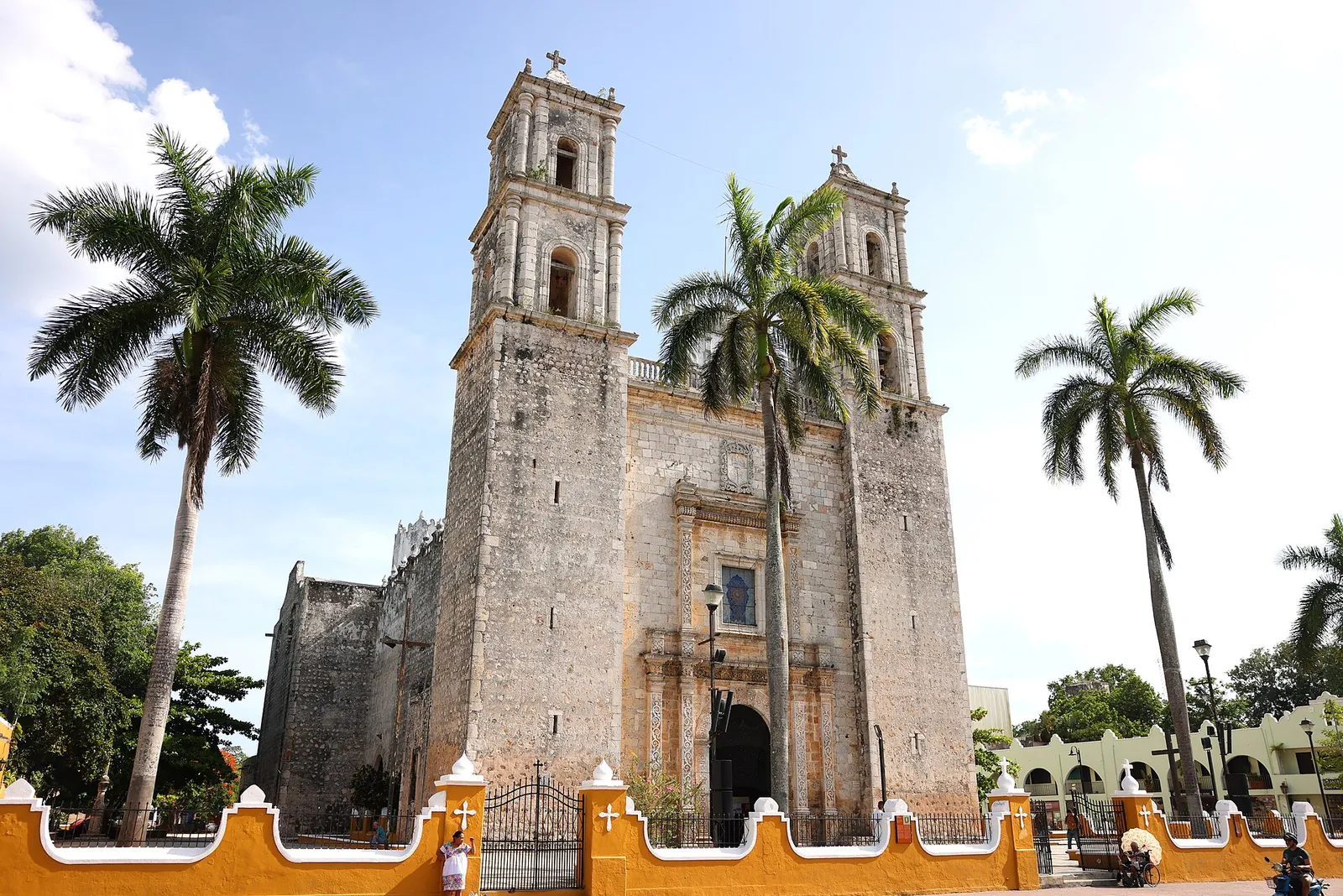 Iglesia de San Servacio framed by palm trees