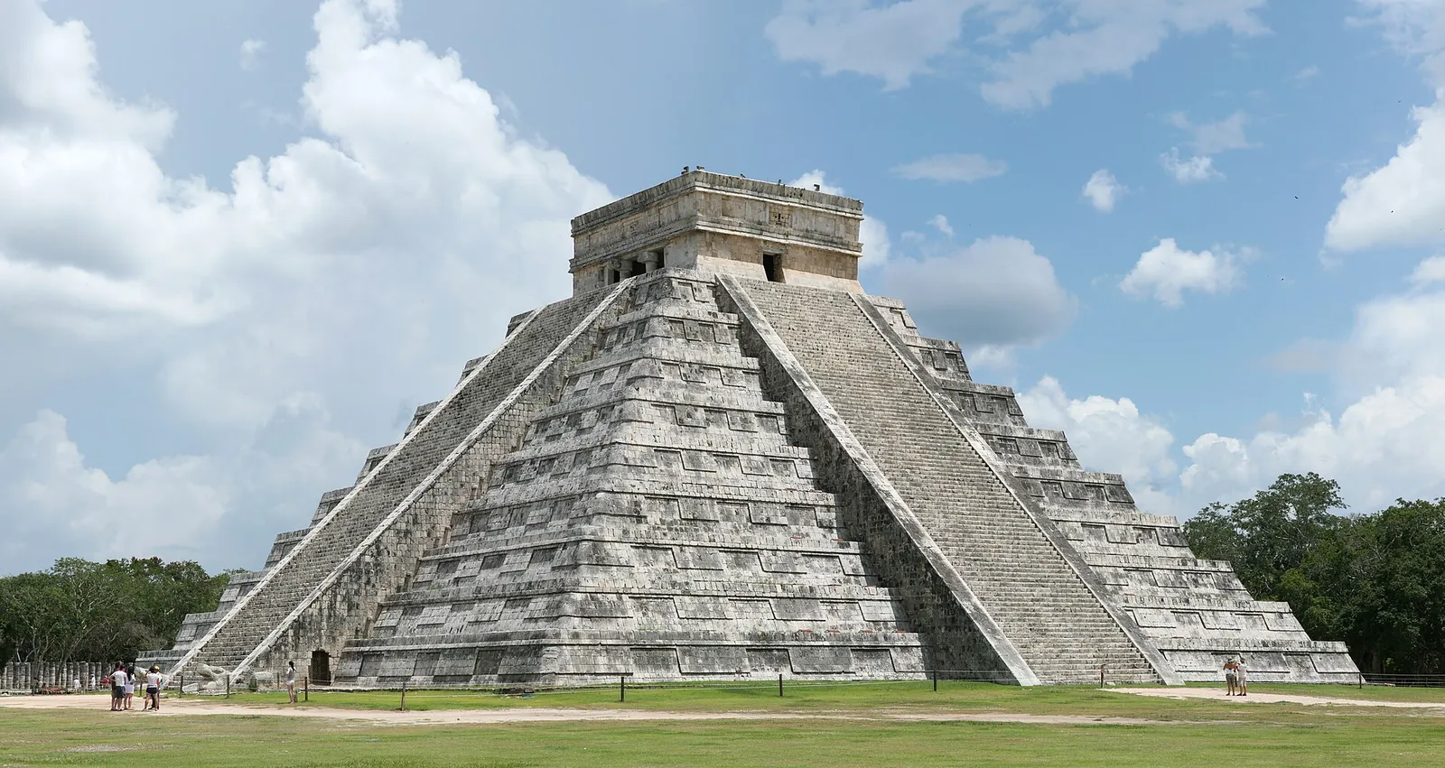 El Castillo pyramid at Chichén Itzå under a blue sky