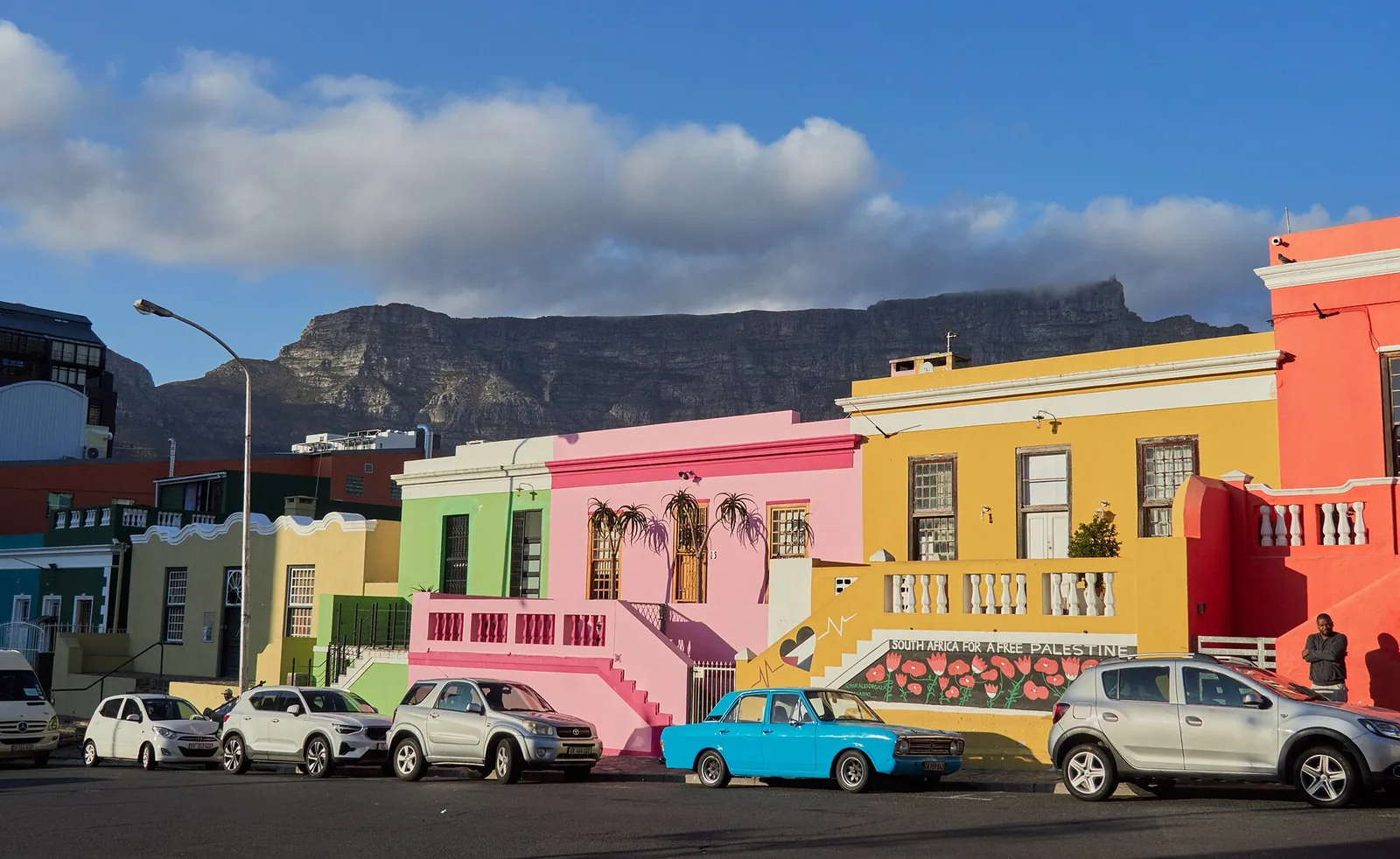 Colourful Bo-Kaap houses with Table Mountain behind