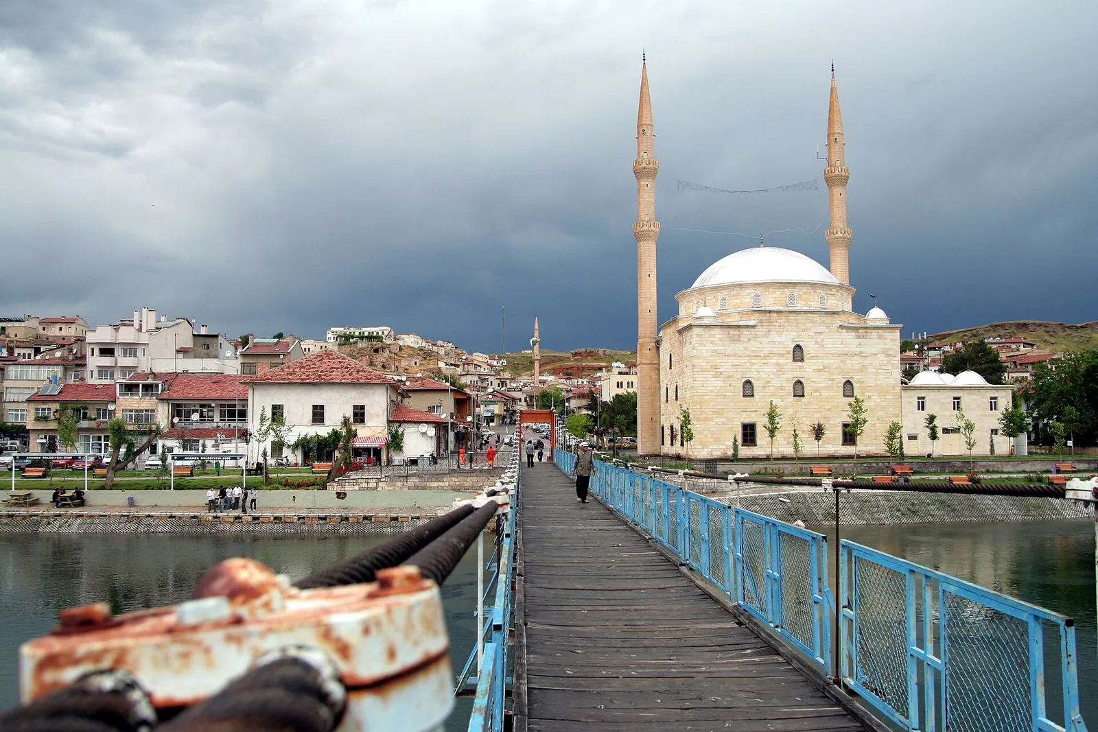Footbridge over the river to Avanos and its mosque