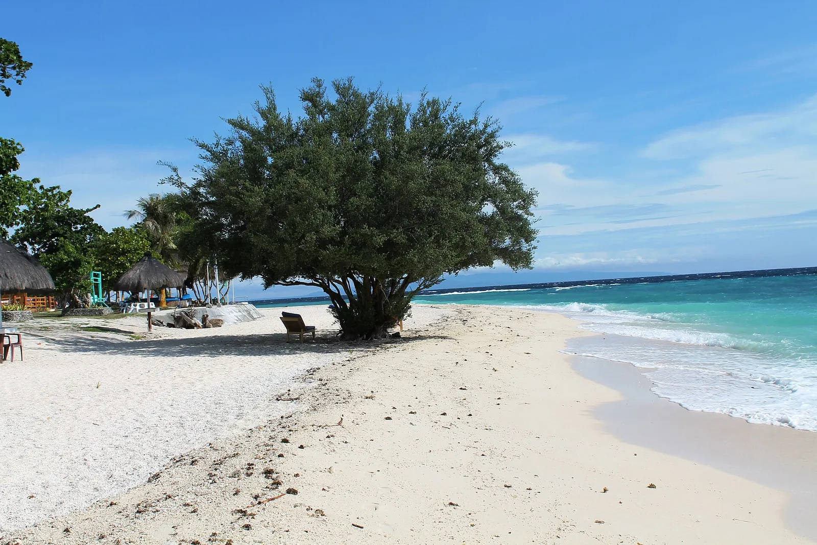 White sand and turquoise water on Balicasag Island