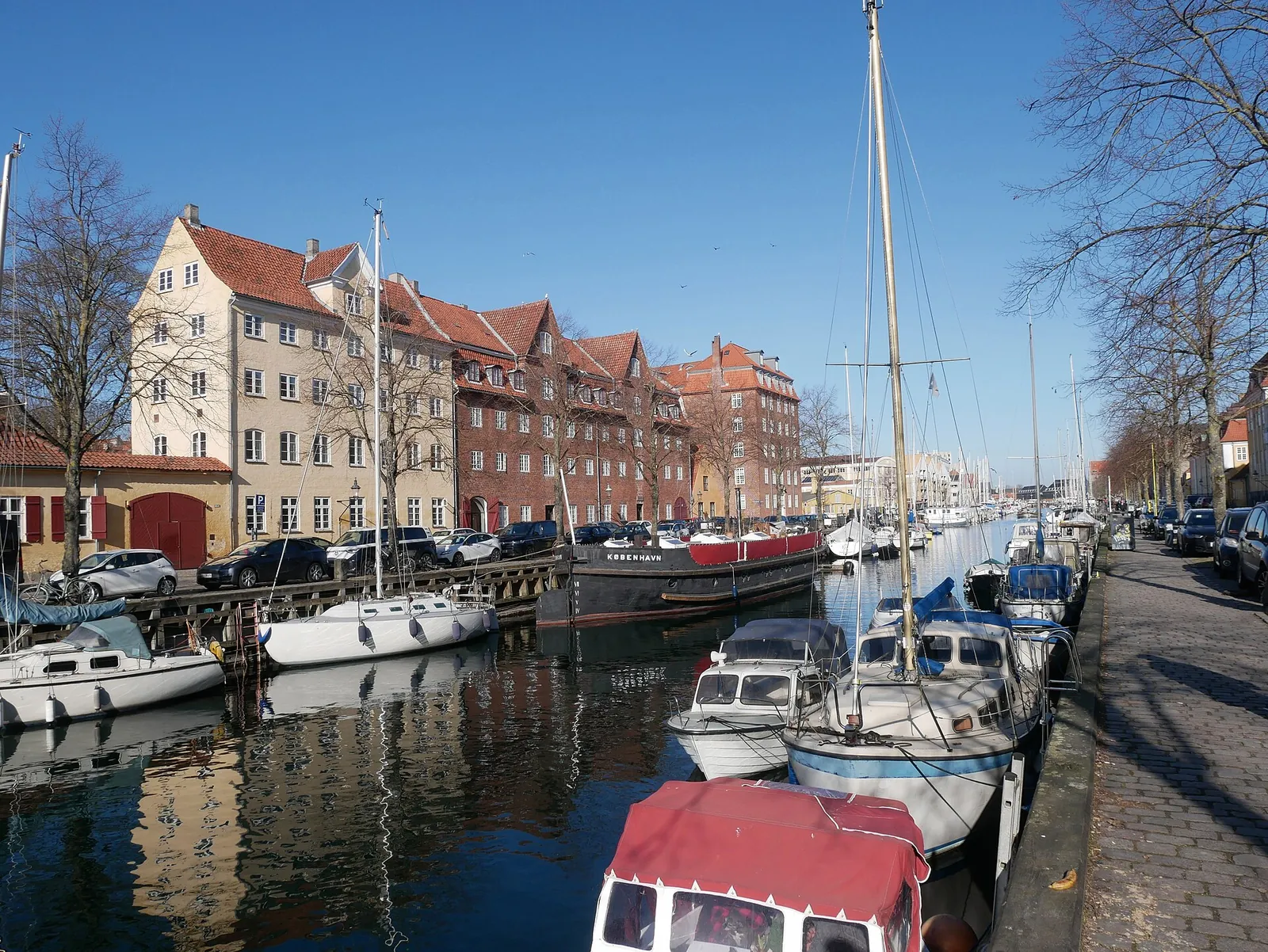 Boats and colourful houses on Christianshavn Canal