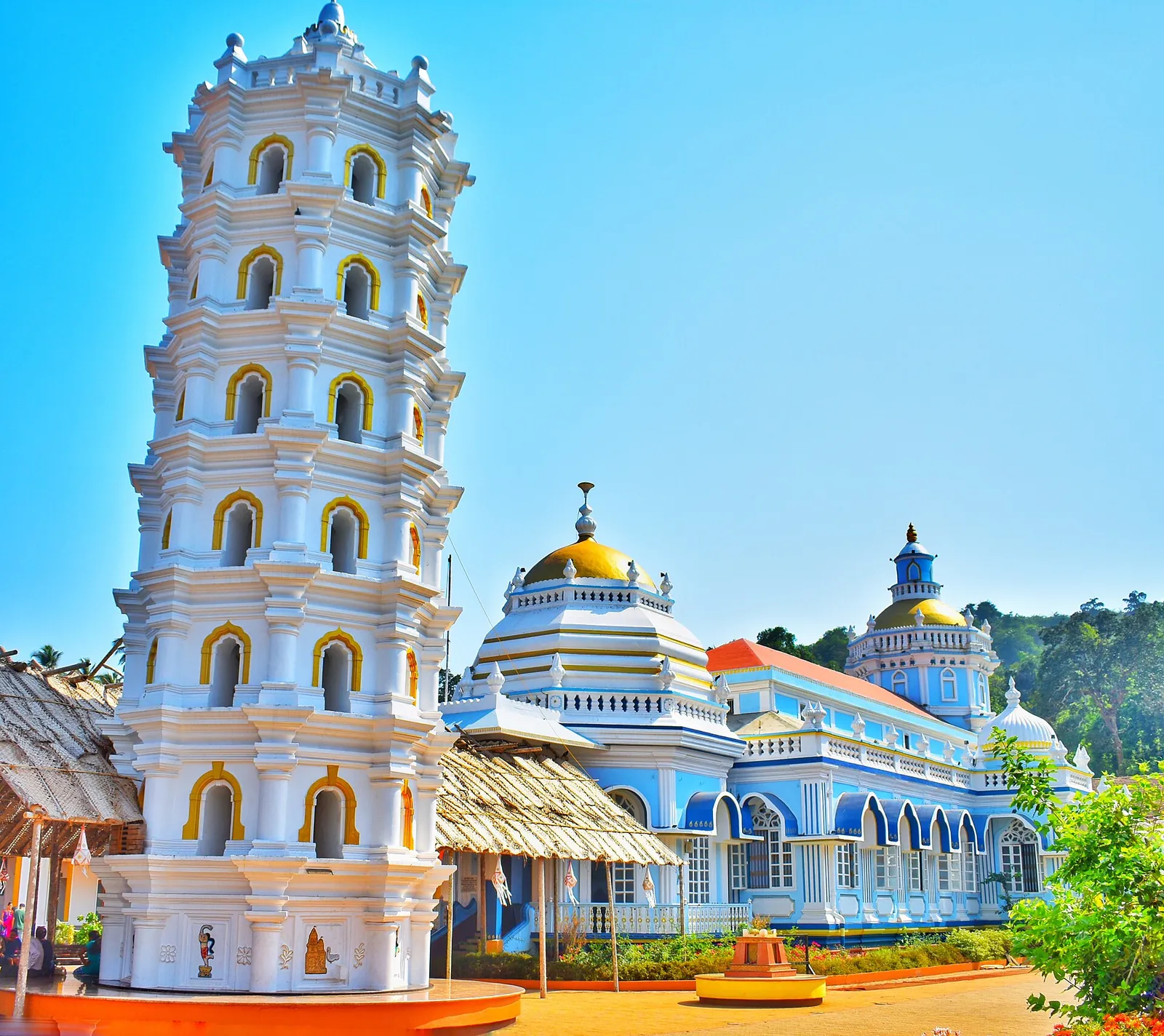 The tall lamp tower at Shri Mangueshi Temple