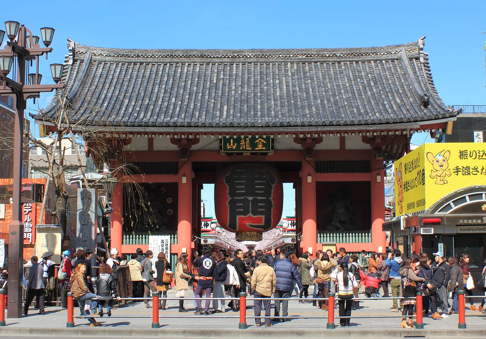 Kaminarimon gate and its giant red lantern at Senso-ji