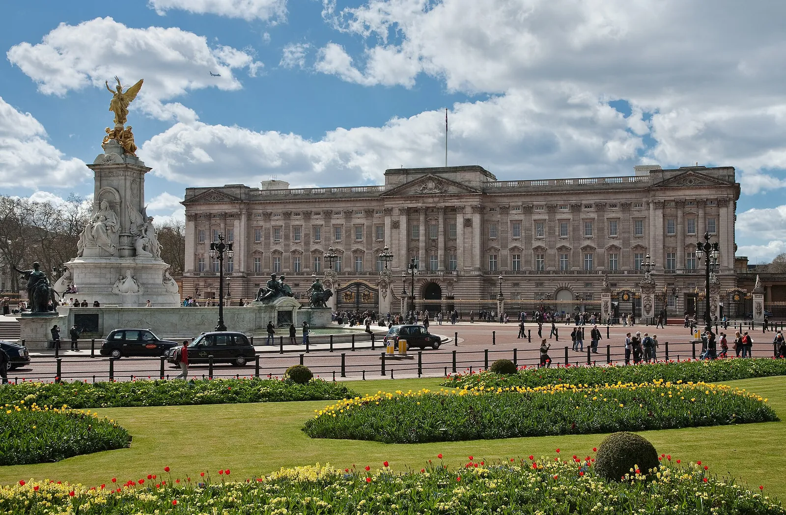 Buckingham Palace and the Victoria Memorial on a sunny day