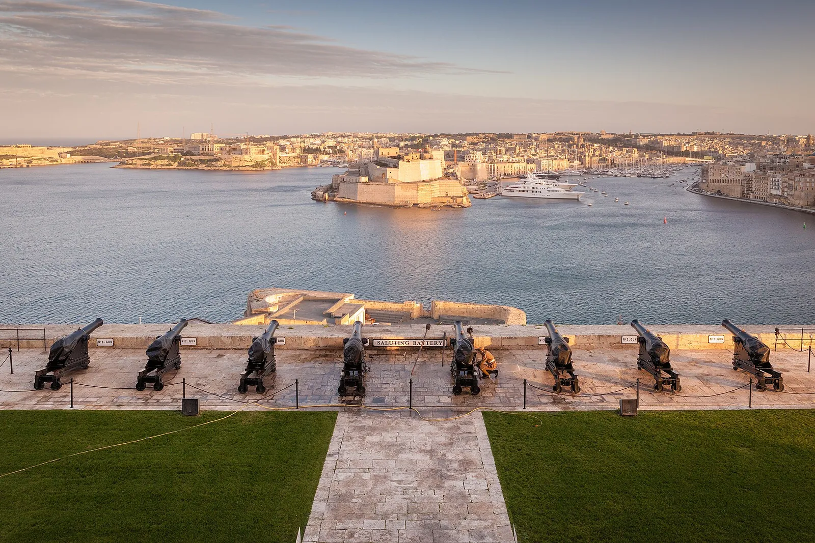 Saluting Battery and harbour view from Upper Barrakka Gardens