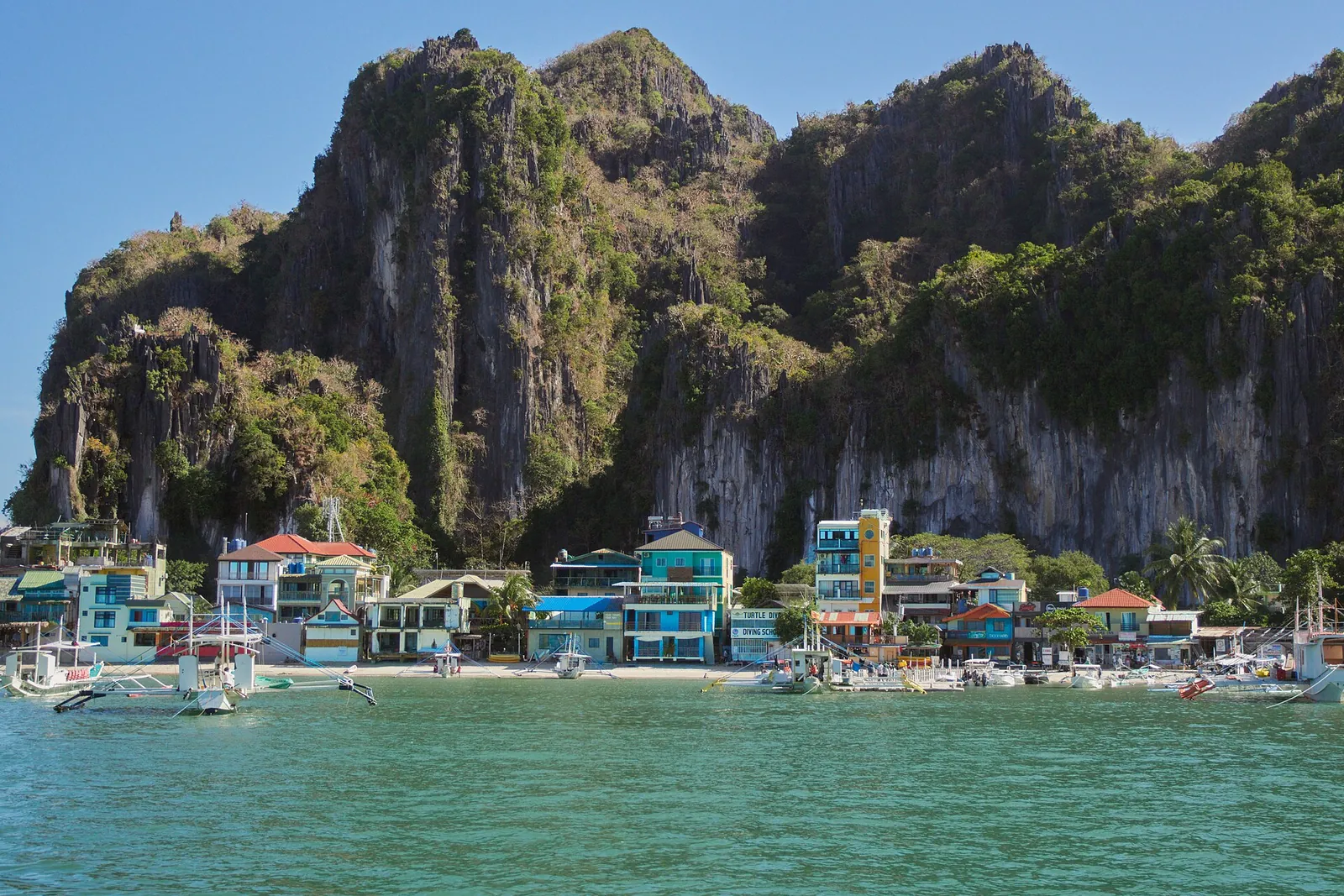El Nido town beneath towering limestone cliffs