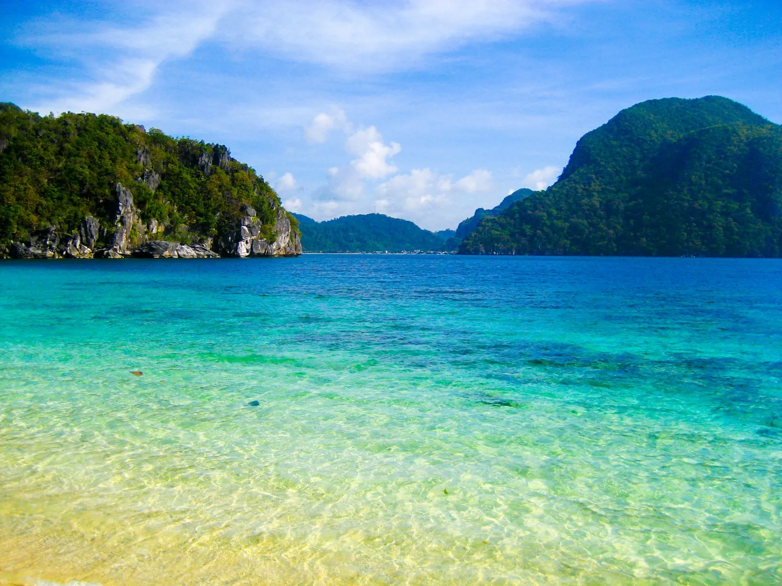 Clear turquoise water and green islands near El Nido