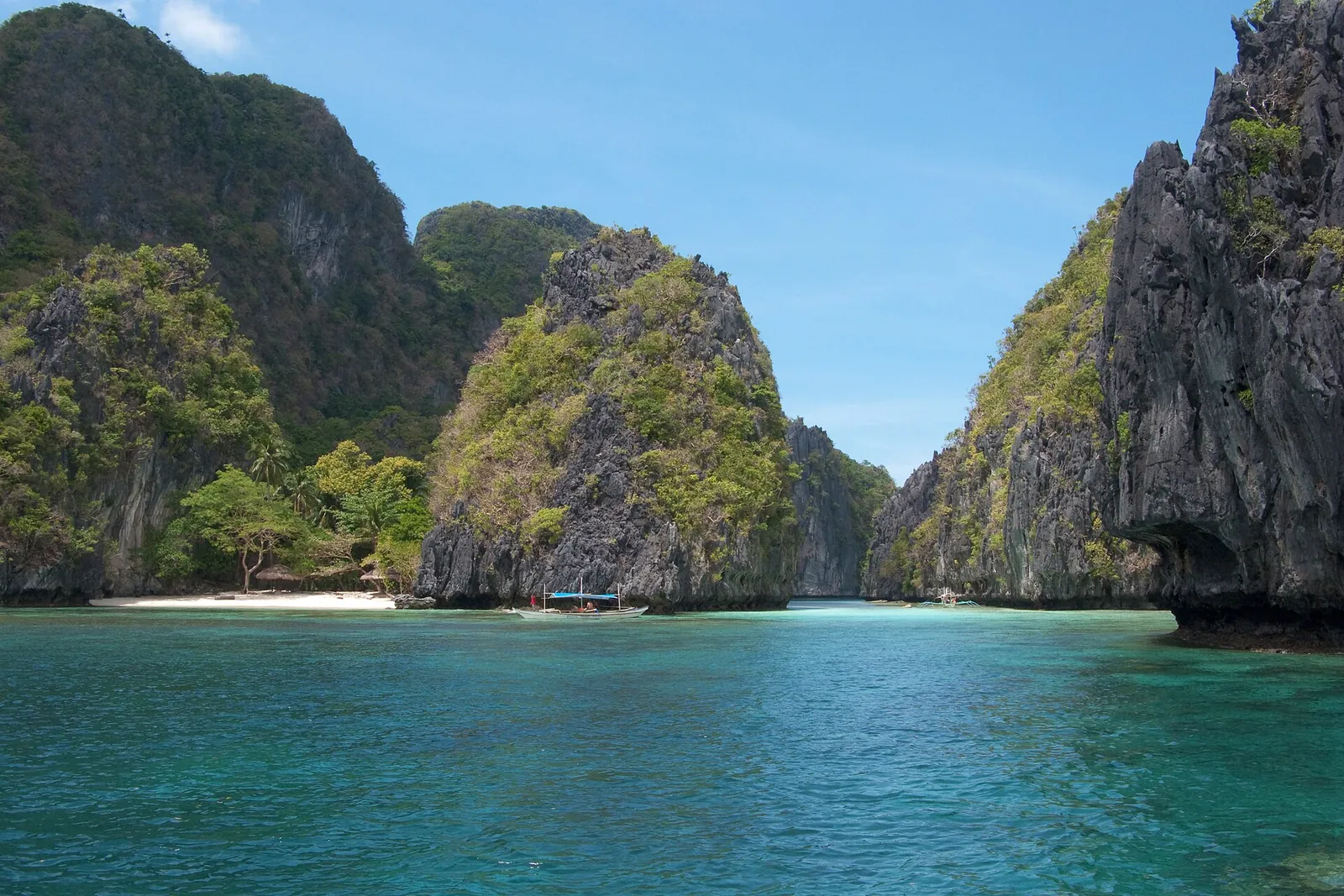 Hidden white-sand beach in Bacuit Bay, El Nido