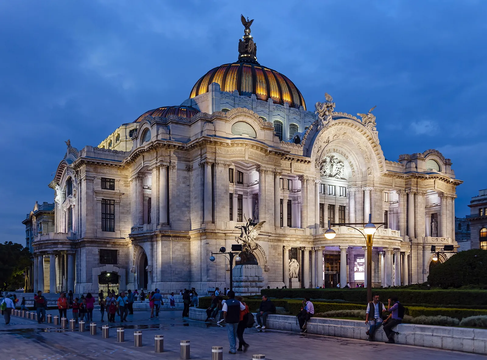 Palacio de Bellas Artes glowing at dusk