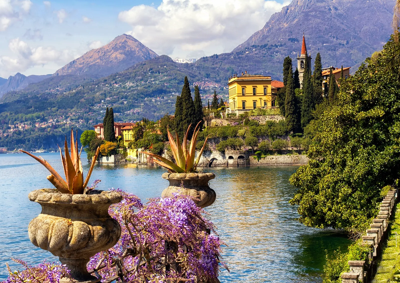 Flowers and lake views in Varenna