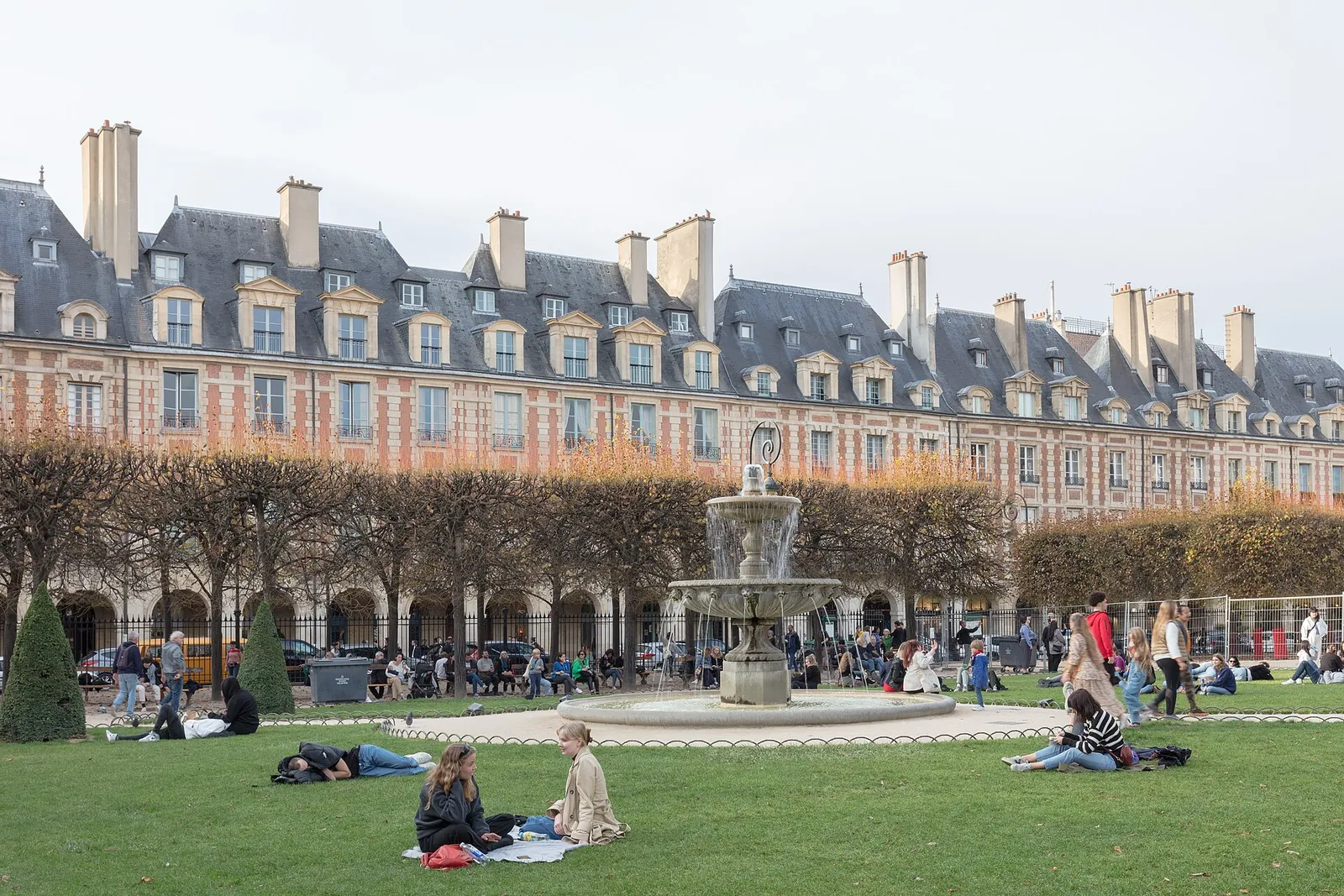 Picnics by the fountain on the Place des Vosges