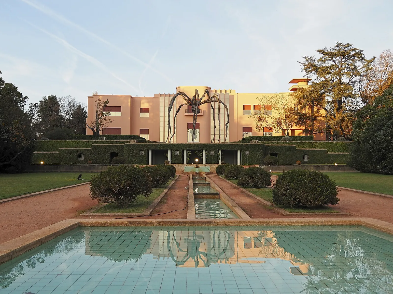 Pink villa and reflecting pool in the Serralves gardens