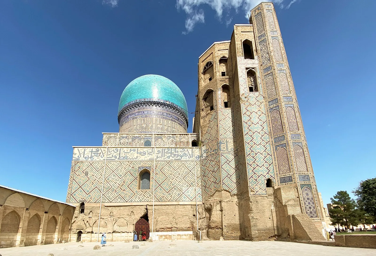 Bibi-Khanym Mosque's turquoise dome and tall gateway