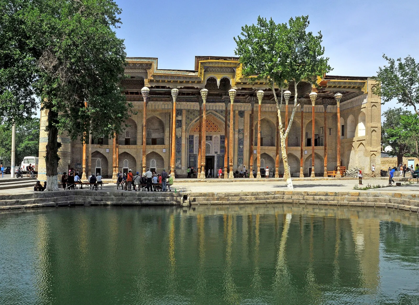 Bolo Hauz Mosque's wooden columns beside its pool