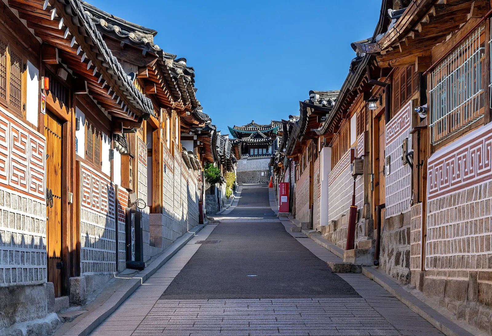 Hanok-lined Bukchon-ro 11-gil lane in Bukchon Hanok Village