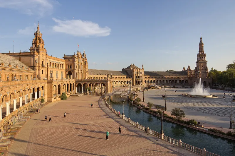 Sweeping Plaza de España and its canal under blue sky