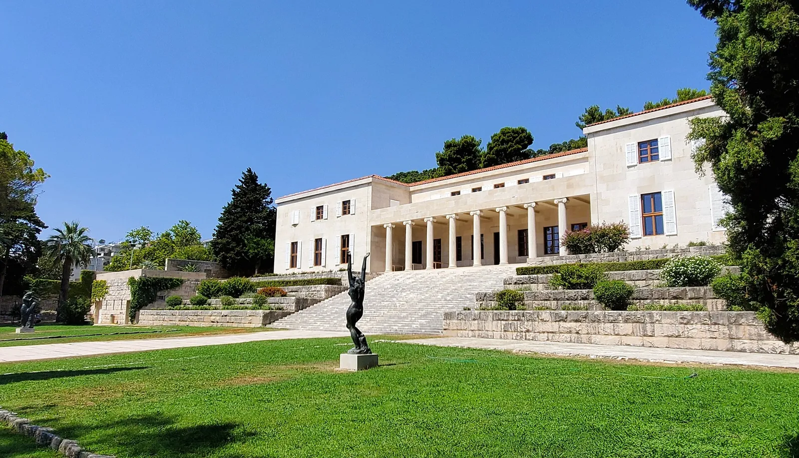 The Meštrović Gallery villa and its sunny lawn