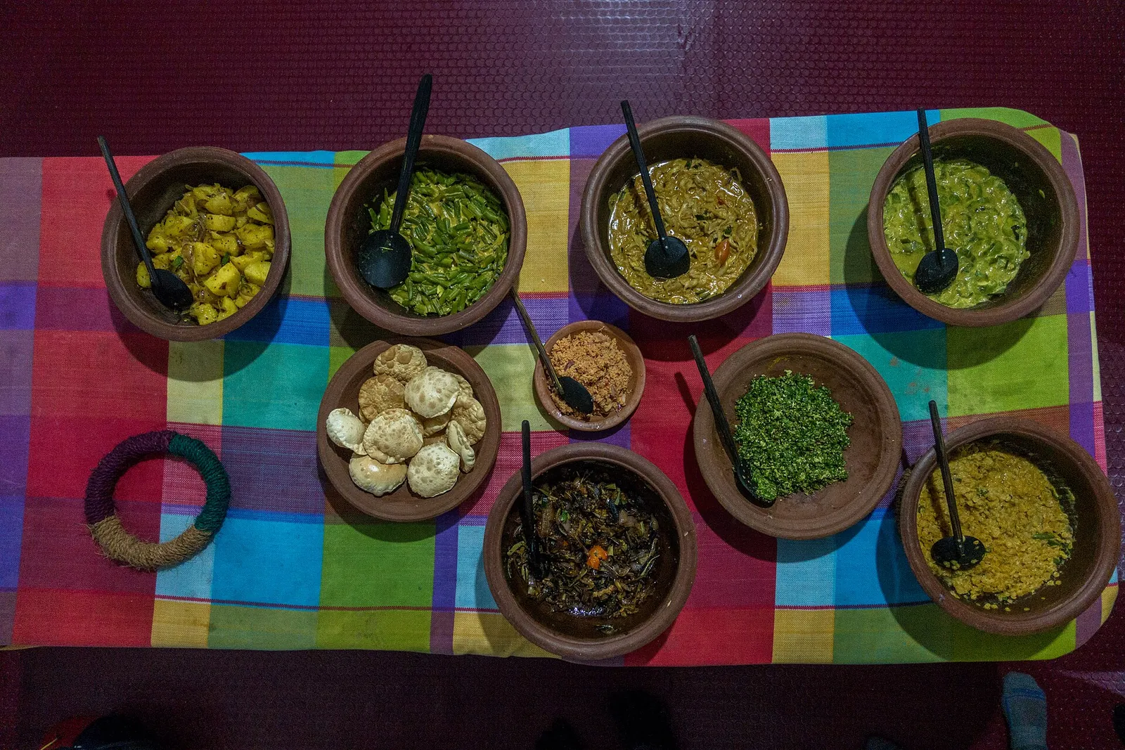 Little clay pots of colourful curries and sambols