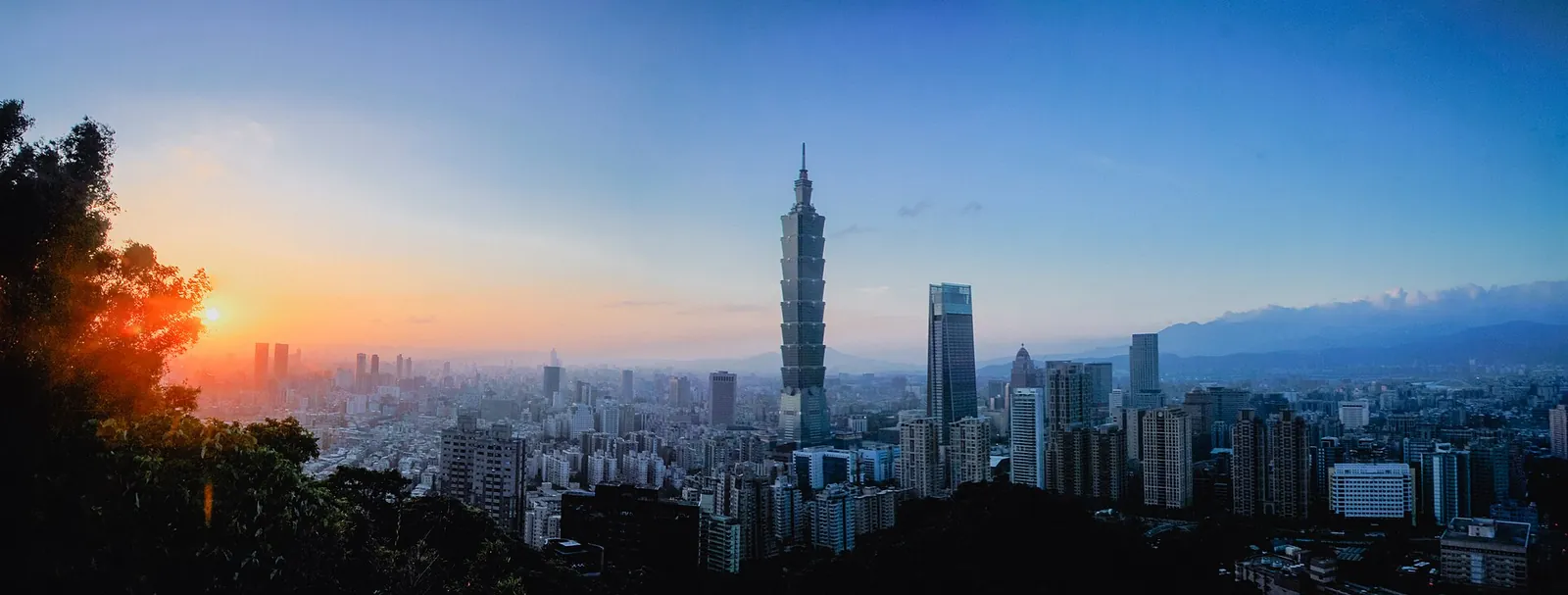Sunset over the Taipei skyline from Elephant Mountain