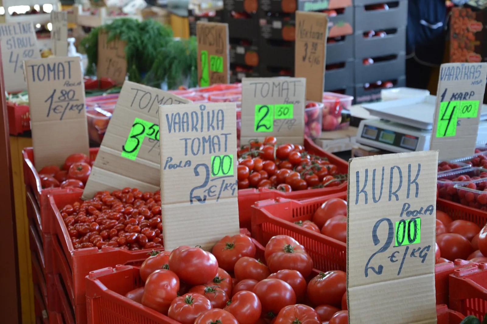 Fresh tomatoes piled high at Balti Jaama Market